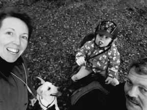 Rachel mit ihrer Familie draußen